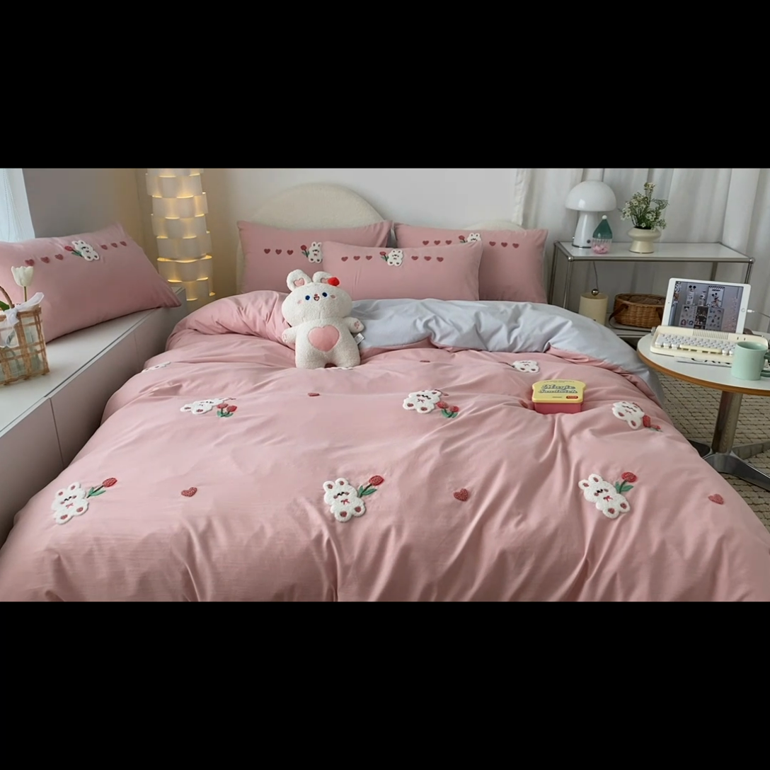 91家纺网 家纺一手货源 找家纺 潮邦 2025全新升级面料【奶小冻】春夏毛巾绣四件套 郁金兔