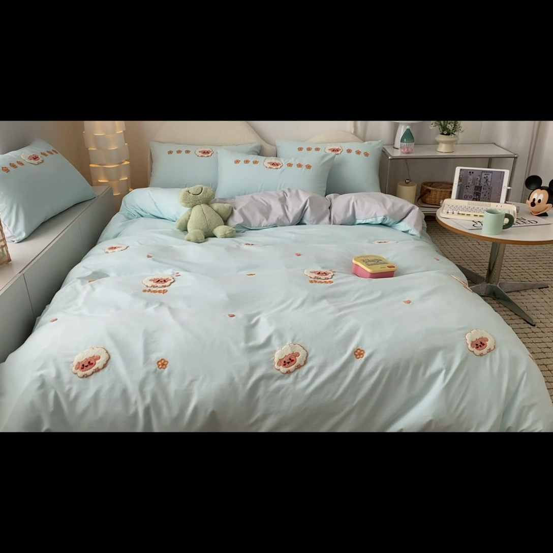 91家纺网 家纺一手货源 找家纺 潮邦 2025全新升级面料【奶小冻】春夏毛巾绣四件套 羊咩咩