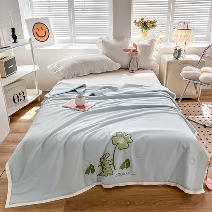 91家纺网 家纺一手货源 找家纺 桂雅居 2023新款80支极柔长绒棉绣花儿童夏被 小恐龙 蓝