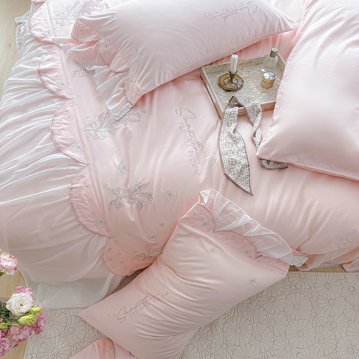 91家纺网 家纺一手货源 找家纺 亲亲公主2025新款全棉蕾丝公主风铃兰花开四件套 铃兰花开粉色场景