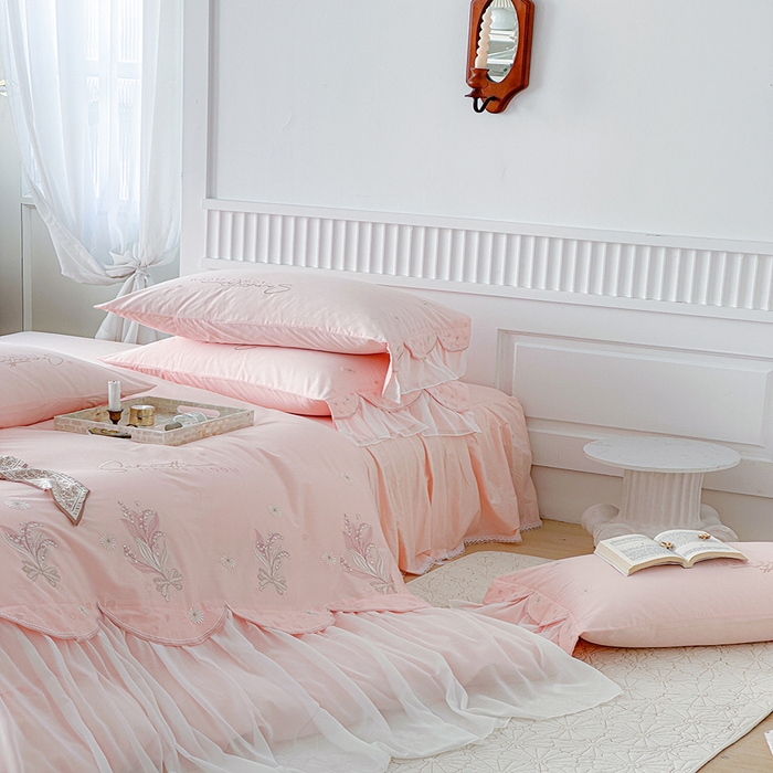 91家纺网 家纺一手货源 找家纺 亲亲公主2025新款全棉蕾丝公主风铃兰花开四件套 铃兰花开粉色场景