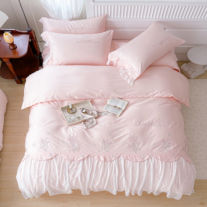 91家纺网 家纺一手货源 找家纺 亲亲公主2025新款全棉蕾丝公主风铃兰花开四件套 铃兰花开粉色场景