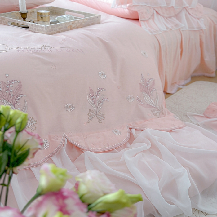 91家纺网 家纺一手货源 找家纺 亲亲公主2025新款全棉蕾丝公主风铃兰花开四件套 铃兰花开粉色场景