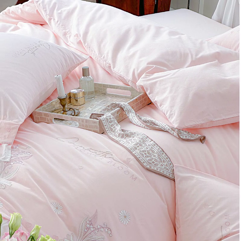 91家纺网 家纺一手货源 找家纺 亲亲公主2025新款全棉蕾丝公主风铃兰花开四件套 铃兰花开粉色场景