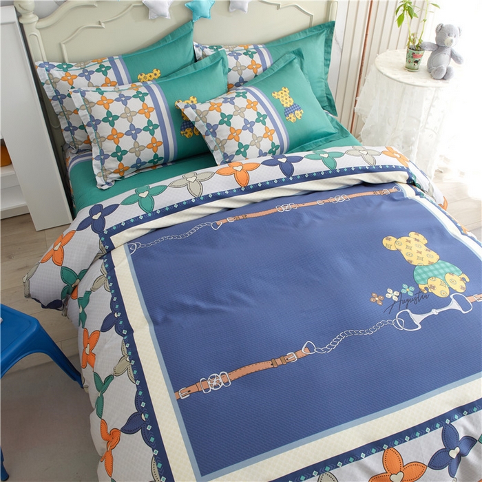 91家纺网 家纺一手货源 找家纺 沐白家居2023大版全棉印花四件套 2绅士熊-绿