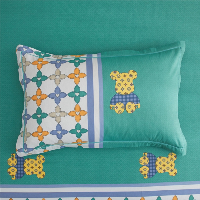 91家纺网 家纺一手货源 找家纺 沐白家居2023大版全棉印花四件套 2绅士熊-绿