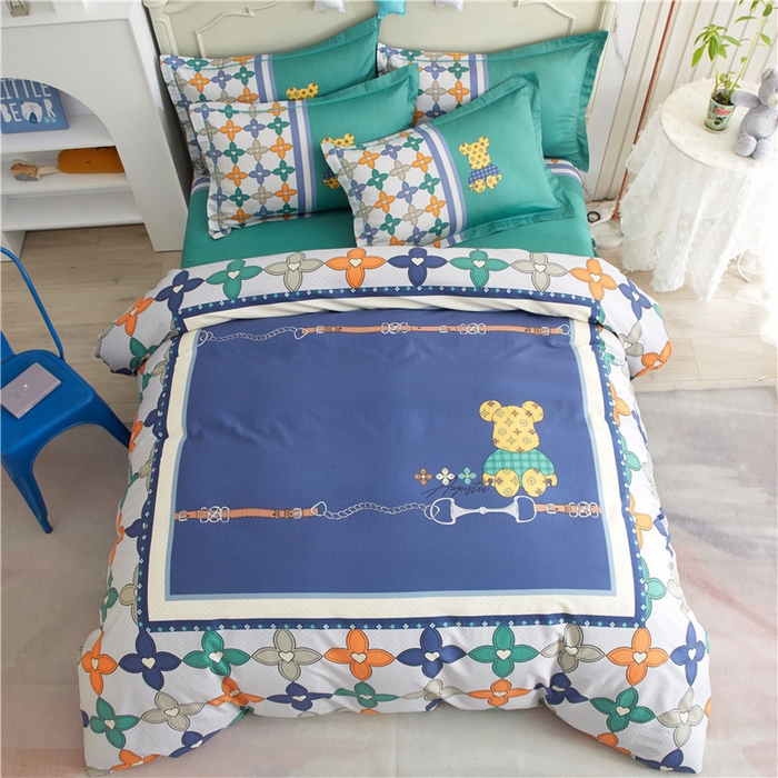 91家纺网 家纺一手货源 找家纺 沐白家居2023大版全棉印花四件套 2绅士熊-绿