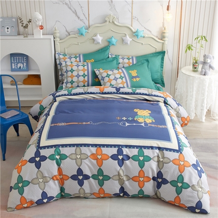 91家纺网 家纺一手货源 找家纺 沐白家居2023大版全棉印花四件套 2绅士熊-绿