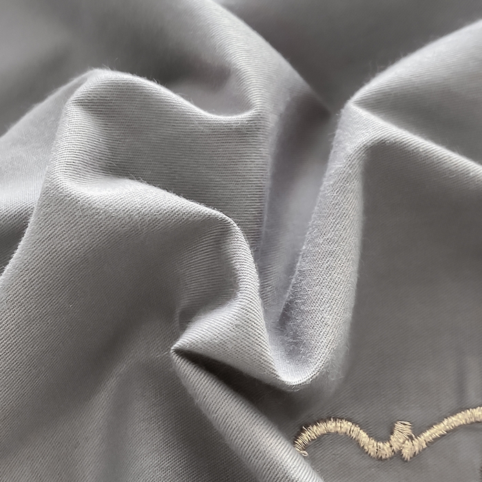 91家纺网 家纺一手货源 找家纺 绒世界2024新款全棉刺绣烟雨系列四件套 一袭烟雨-高级灰