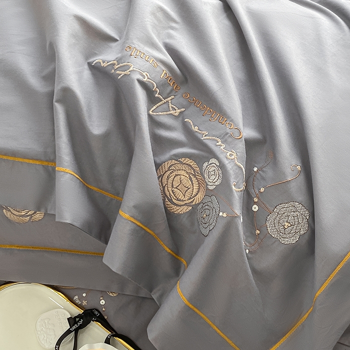 91家纺网 家纺一手货源 找家纺 绒世界2024新款全棉刺绣烟雨系列四件套 一袭烟雨-高级灰