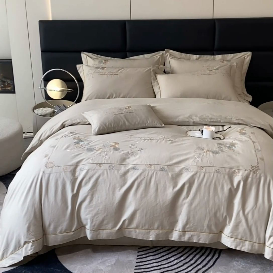 91家纺网 家纺一手货源 找家纺 绒世界2024新款全棉刺绣烟雨系列四件套 一袭烟雨-香槟金