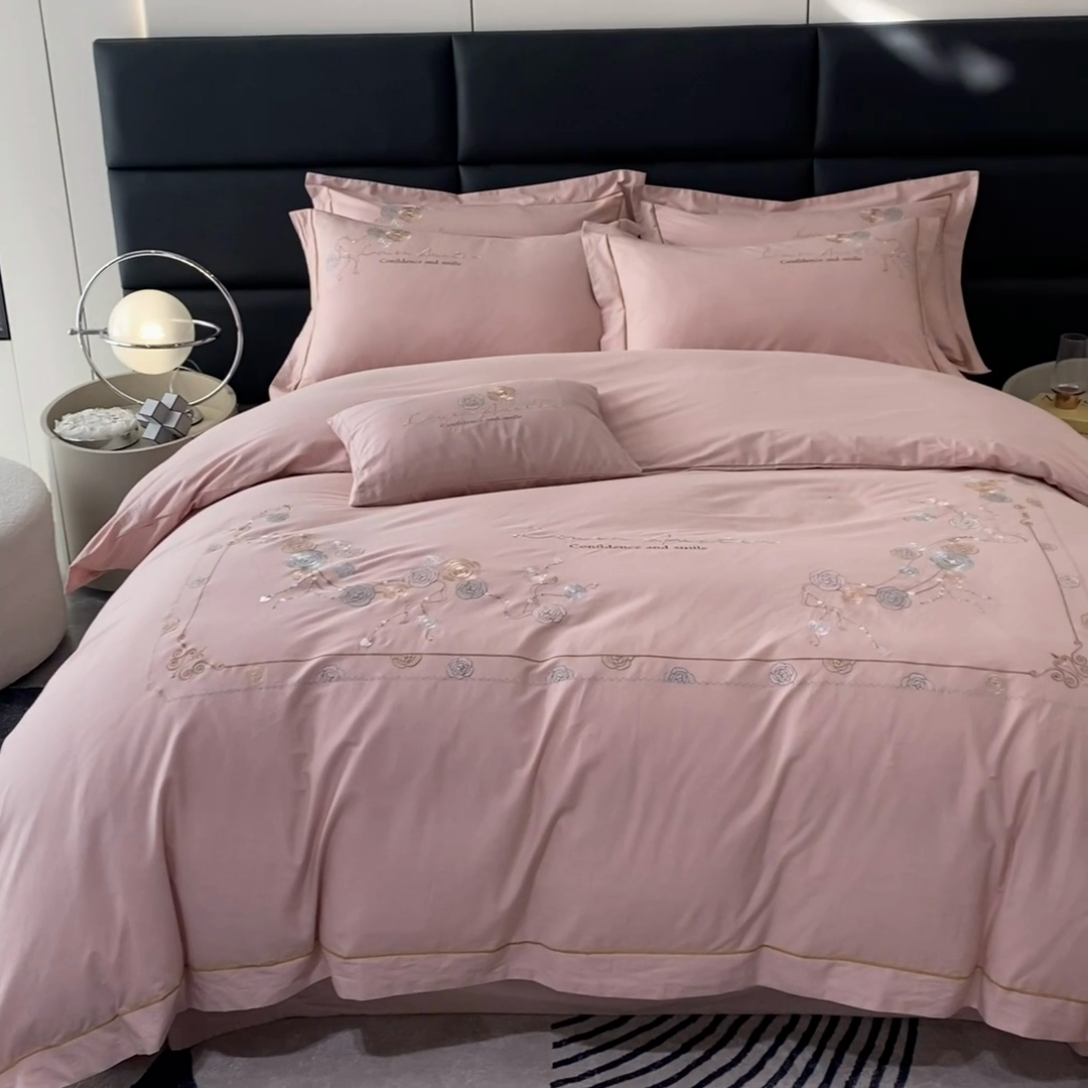 91家纺网 家纺一手货源 找家纺 绒世界2024新款全棉刺绣烟雨系列四件套 一袭烟雨-香蜜粉