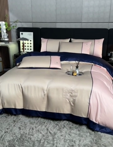 91家纺网 家纺一手货源 找家纺 绒世界  2024新款水洗天丝刺绣维也纳系列四件套 维也纳-奶茶+浅粉