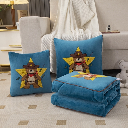 91家纺网 家纺一手货源 找家纺 宝马家纺 2023牛奶绒牛仔熊抱枕被 蓝色