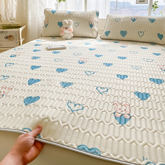 91家纺网 家纺一手货源 找家纺 金爱家 2023新款小清新凉感丝乳胶凉席三件套 爱心兔-兰