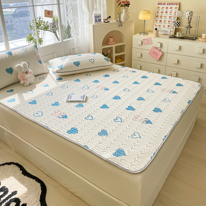 91家纺网 家纺一手货源 找家纺 金爱家 2023新款小清新凉感丝乳胶凉席三件套 爱心兔-兰