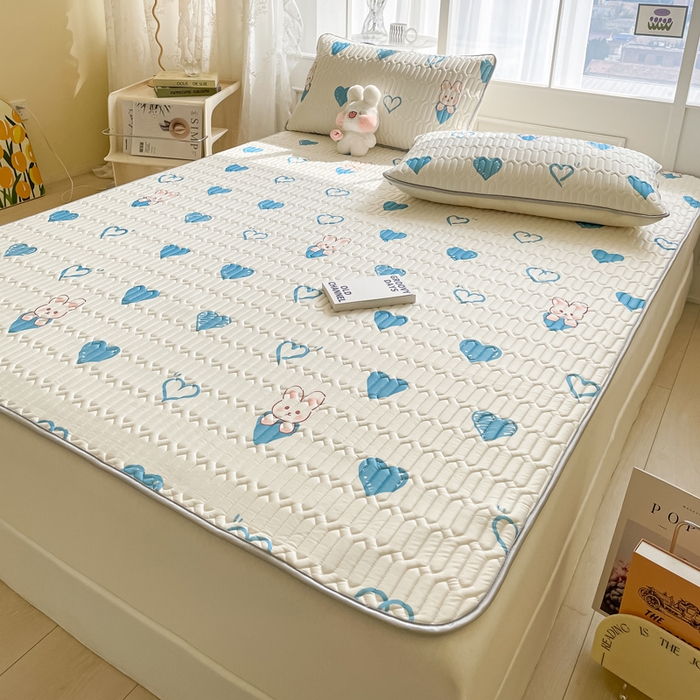 91家纺网 家纺一手货源 找家纺 金爱家 2023新款小清新凉感丝乳胶凉席三件套 爱心兔-兰