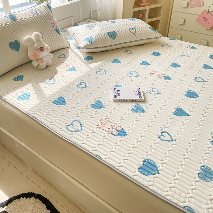 91家纺网 家纺一手货源 找家纺 金爱家 2023新款小清新凉感丝乳胶凉席三件套 爱心兔-兰