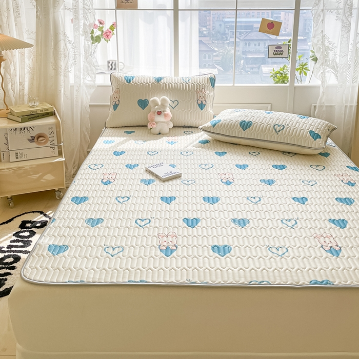 91家纺网 家纺一手货源 找家纺 金爱家 2023新款小清新凉感丝乳胶凉席三件套 爱心兔-兰