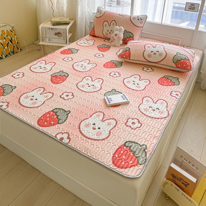 91家纺网 家纺一手货源 找家纺 金爱家 2023新款小清新凉感丝乳胶凉席三件套 草莓兔