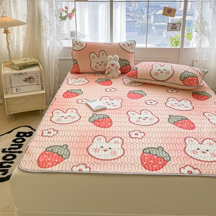 91家纺网 家纺一手货源 找家纺 金爱家 2023新款小清新凉感丝乳胶凉席三件套 草莓兔