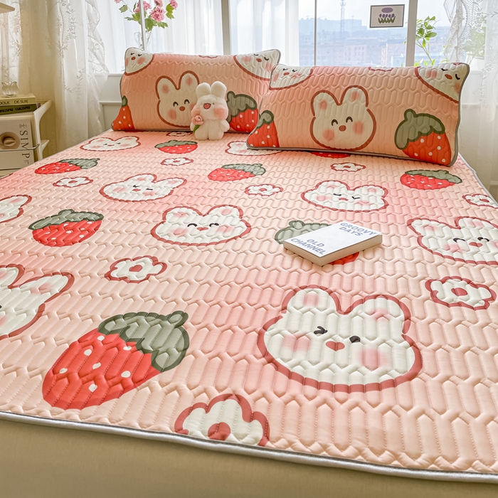 91家纺网 家纺一手货源 找家纺 金爱家 2023新款小清新凉感丝乳胶凉席三件套 草莓兔