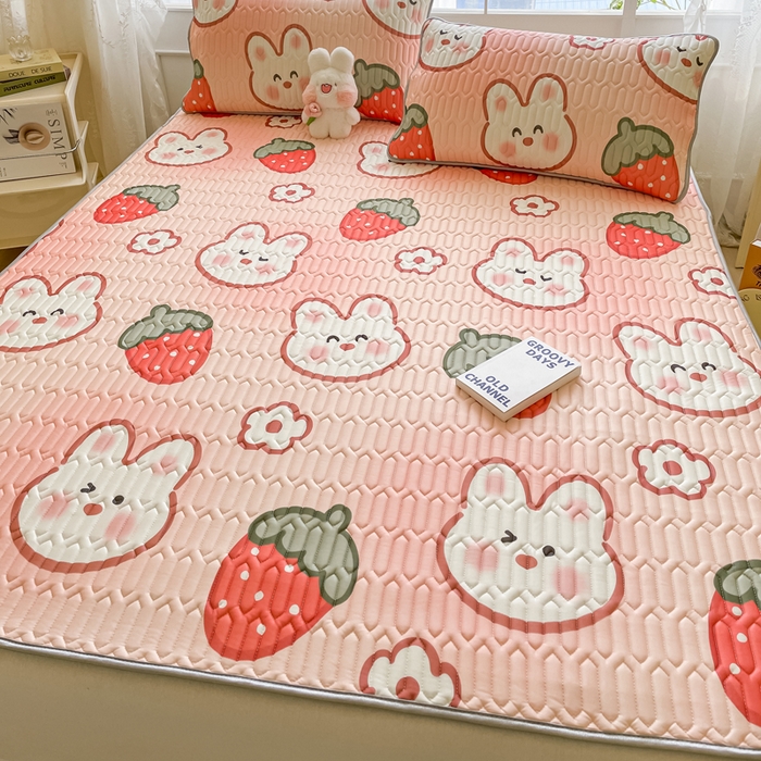 91家纺网 家纺一手货源 找家纺 金爱家 2023新款小清新凉感丝乳胶凉席三件套 草莓兔