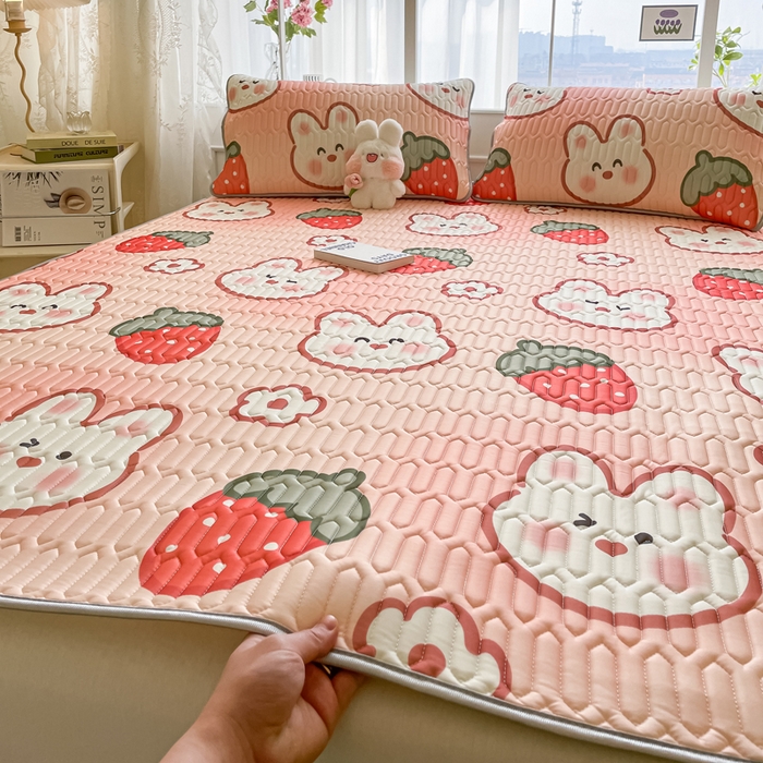 91家纺网 家纺一手货源 找家纺 金爱家 2023新款小清新凉感丝乳胶凉席三件套 草莓兔