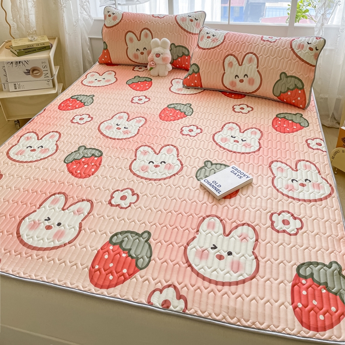 91家纺网 家纺一手货源 找家纺 金爱家 2023新款小清新凉感丝乳胶凉席三件套 草莓兔