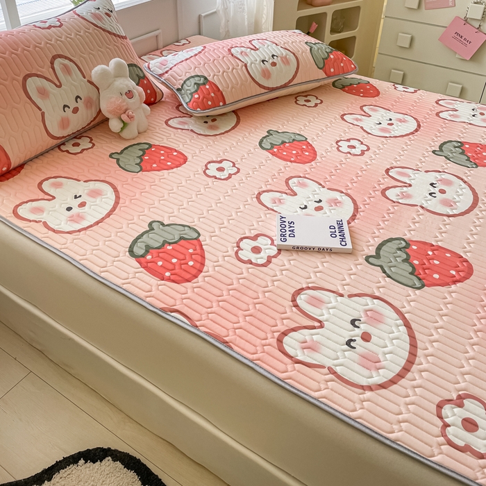 91家纺网 家纺一手货源 找家纺 金爱家 2023新款小清新凉感丝乳胶凉席三件套 草莓兔