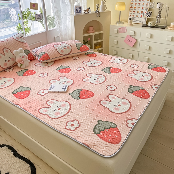 91家纺网 家纺一手货源 找家纺 金爱家 2023新款小清新凉感丝乳胶凉席三件套 草莓兔