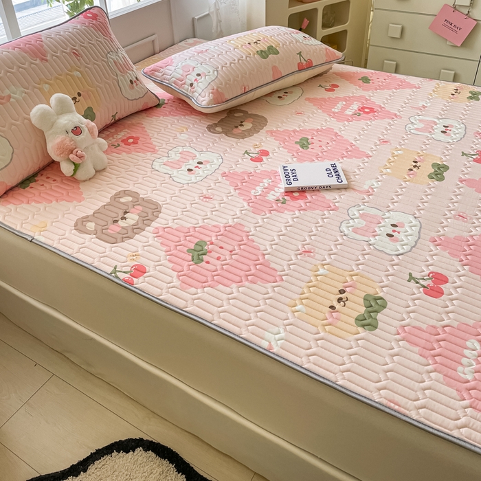 91家纺网 家纺一手货源 找家纺 金爱家 2023新款小清新凉感丝乳胶凉席三件套 熊熊兔