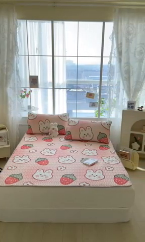 91家纺网 家纺一手货源 找家纺 金爱家 2023新款小清新凉感丝乳胶凉席三件套 草莓兔