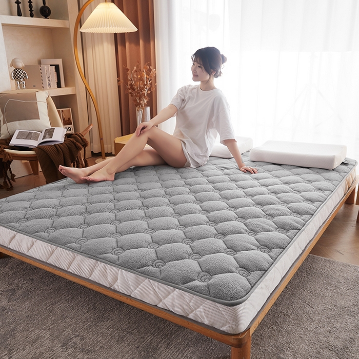 91家纺网 家纺一手货源 找家纺 欣罗兰 2023新款针织棉立体纯色床垫系列-大床款 羊羔绒-灰色