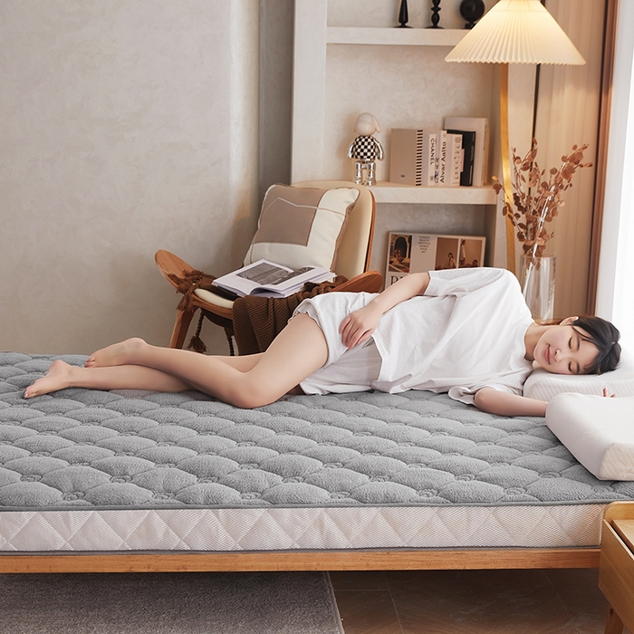 91家纺网 家纺一手货源 找家纺 欣罗兰 2023新款针织棉立体纯色床垫系列-大床款 羊羔绒-灰色