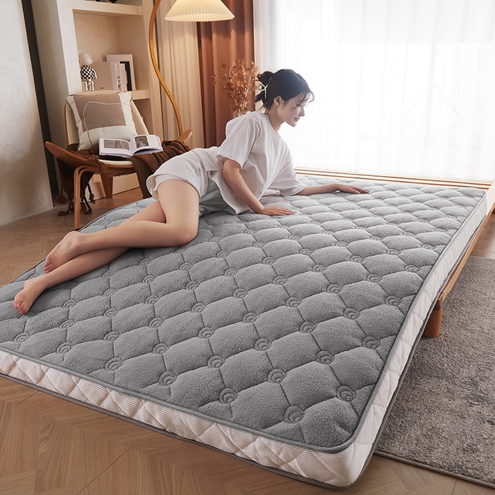 91家纺网 家纺一手货源 找家纺 欣罗兰 2023新款针织棉立体纯色床垫系列-大床款 羊羔绒-灰色