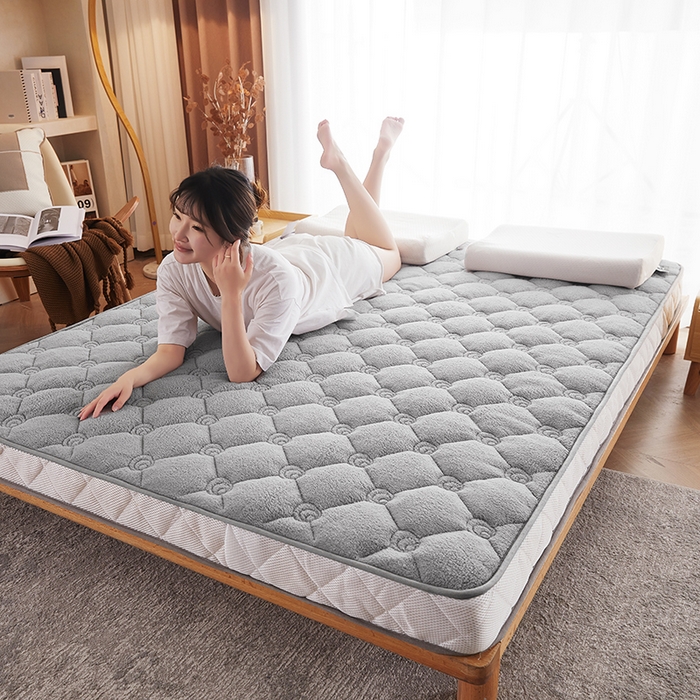 91家纺网 家纺一手货源 找家纺 欣罗兰 2023新款针织棉立体纯色床垫系列-大床款 羊羔绒-灰色