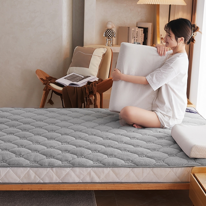 91家纺网 家纺一手货源 找家纺 欣罗兰 2023新款针织棉立体纯色床垫系列-大床款 羊羔绒-灰色