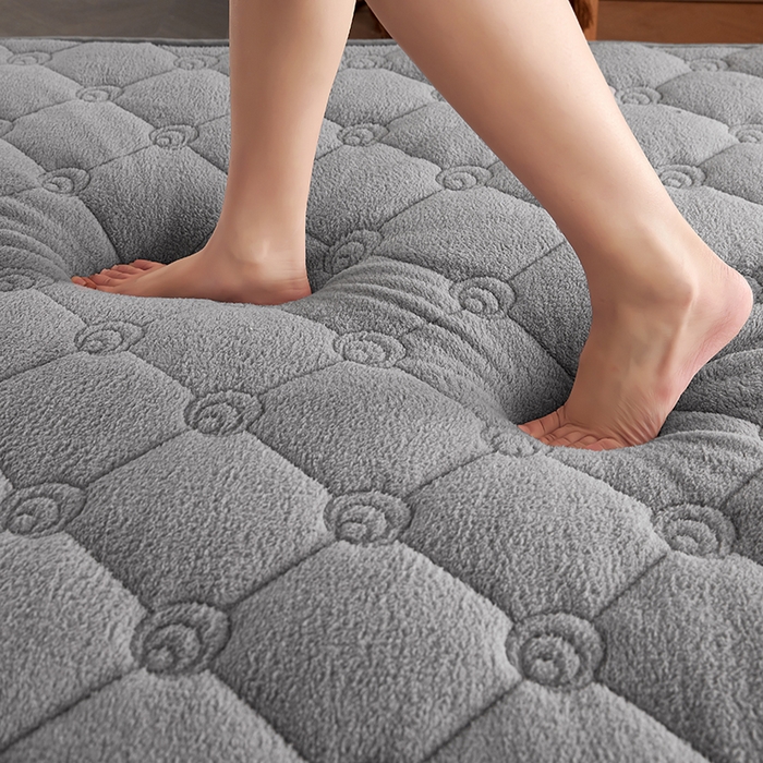 91家纺网 家纺一手货源 找家纺 欣罗兰 2023新款针织棉立体纯色床垫系列-大床款 羊羔绒-灰色