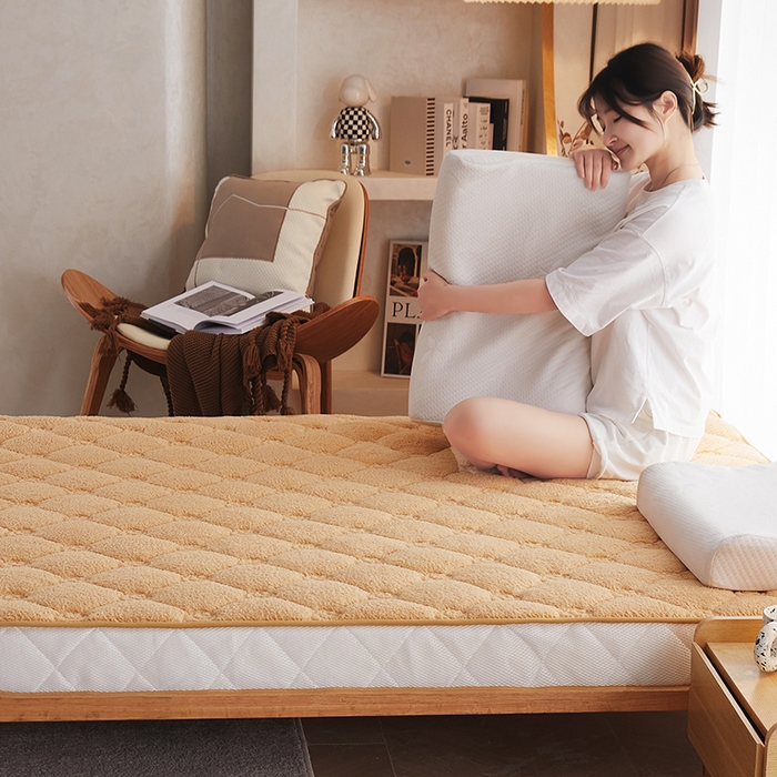 91家纺网 家纺一手货源 找家纺 欣罗兰 2023新款针织棉立体纯色床垫系列-大床款 羊羔绒-驼色