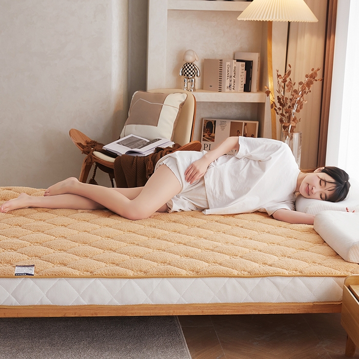 91家纺网 家纺一手货源 找家纺 欣罗兰 2023新款针织棉立体纯色床垫系列-大床款 羊羔绒-驼色