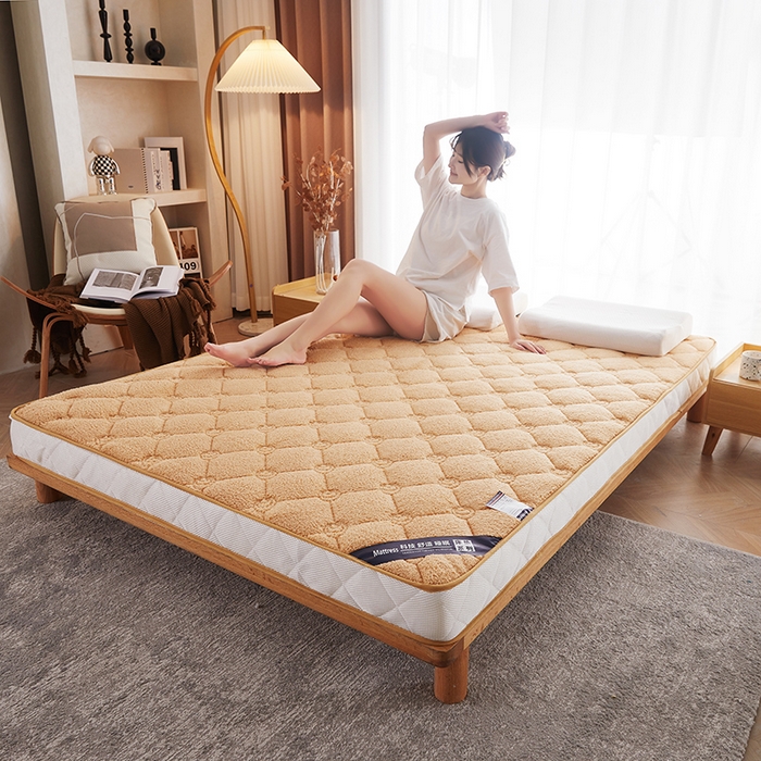 91家纺网 家纺一手货源 找家纺 欣罗兰 2023新款针织棉立体纯色床垫系列-大床款 羊羔绒-驼色