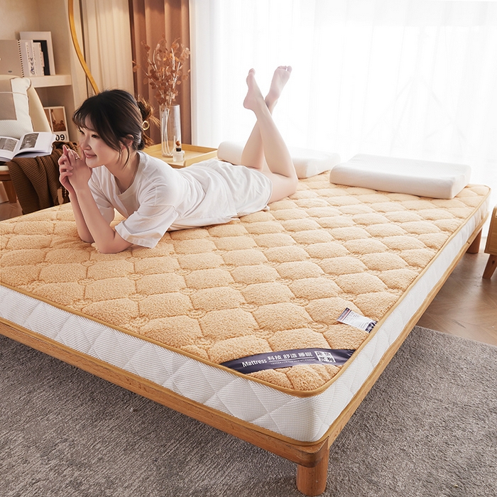 91家纺网 家纺一手货源 找家纺 欣罗兰 2023新款针织棉立体纯色床垫系列-大床款 羊羔绒-驼色