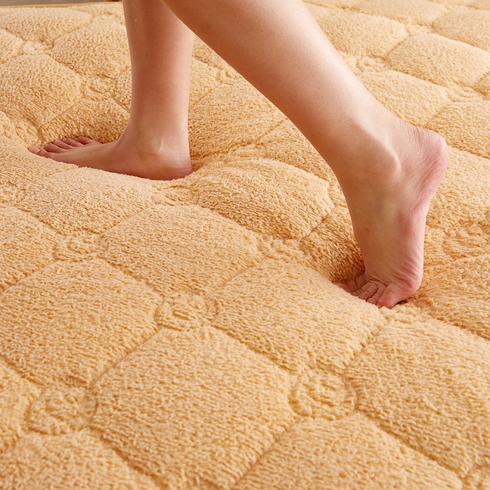 91家纺网 家纺一手货源 找家纺 欣罗兰 2023新款针织棉立体纯色床垫系列-大床款 羊羔绒-驼色