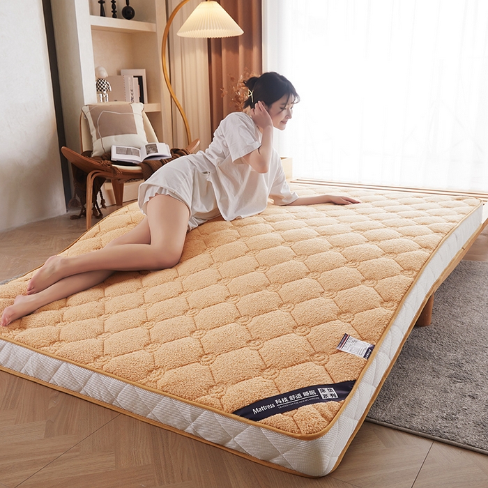 91家纺网 家纺一手货源 找家纺 欣罗兰 2023新款针织棉立体纯色床垫系列-大床款 羊羔绒-驼色