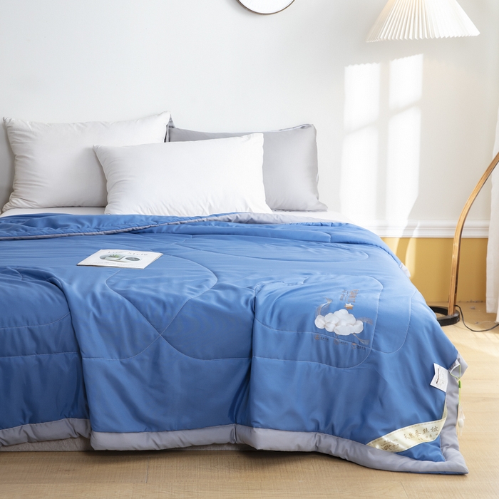 91家纺网 家纺一手货源 找家纺 被多多 2024新款蚕丝蛋白夏被 静谧蓝