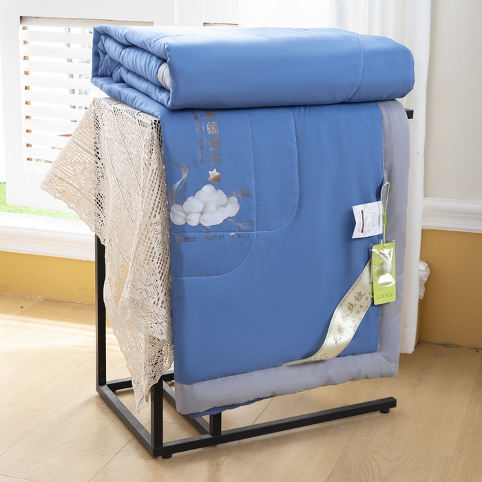 91家纺网 家纺一手货源 找家纺 被多多 2024新款蚕丝蛋白夏被 静谧蓝
