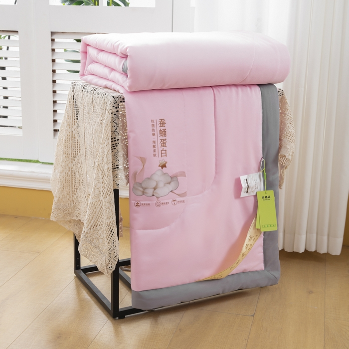 91家纺网 家纺一手货源 找家纺 被多多 2024新款蚕丝蛋白夏被 少女粉