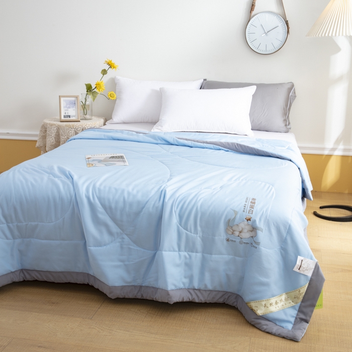 91家纺网 家纺一手货源 找家纺 被多多 2024新款蚕丝蛋白夏被 天空蓝