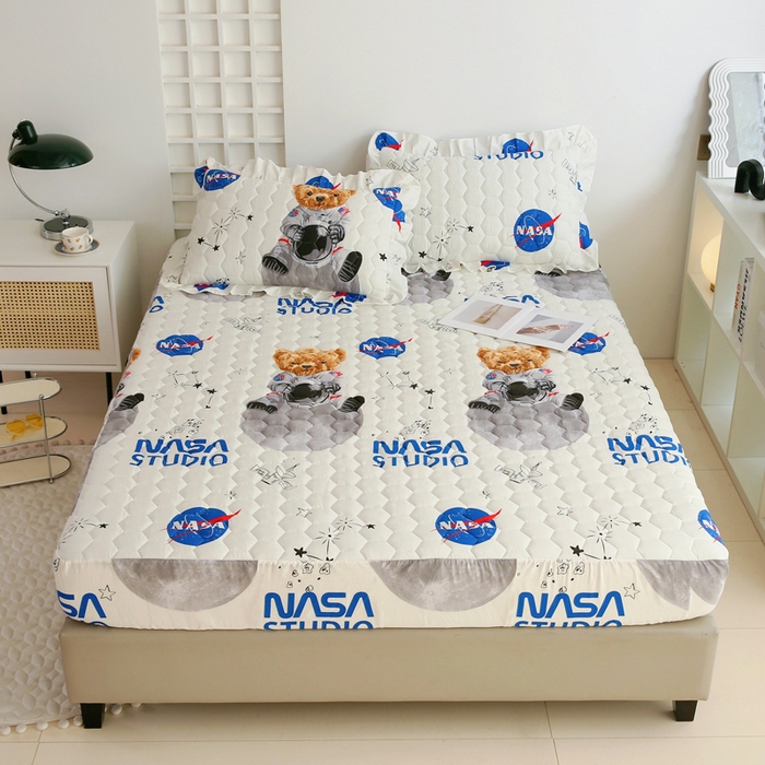 91家纺网 家纺一手货源 找家纺 情煊 2023新款全棉夹棉纯色印花床笠款(可定制尺寸) 床笠-宇航熊